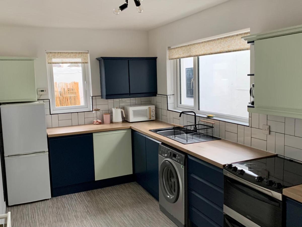 La Brisa-Fully Refurbished, Perfect Local Villa พอร์ตรัช ภายนอก รูปภาพ